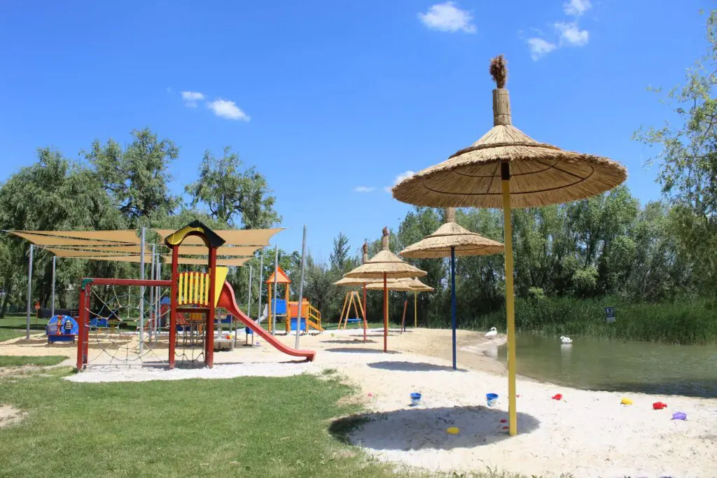 Strandolnál a Balatonnál? Ezekkel az árakkal számolj az északi parton