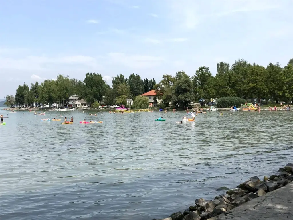 Melyik a legdrágább és a legolcsóbb strand? Balatoni árkörkép a déli partról
