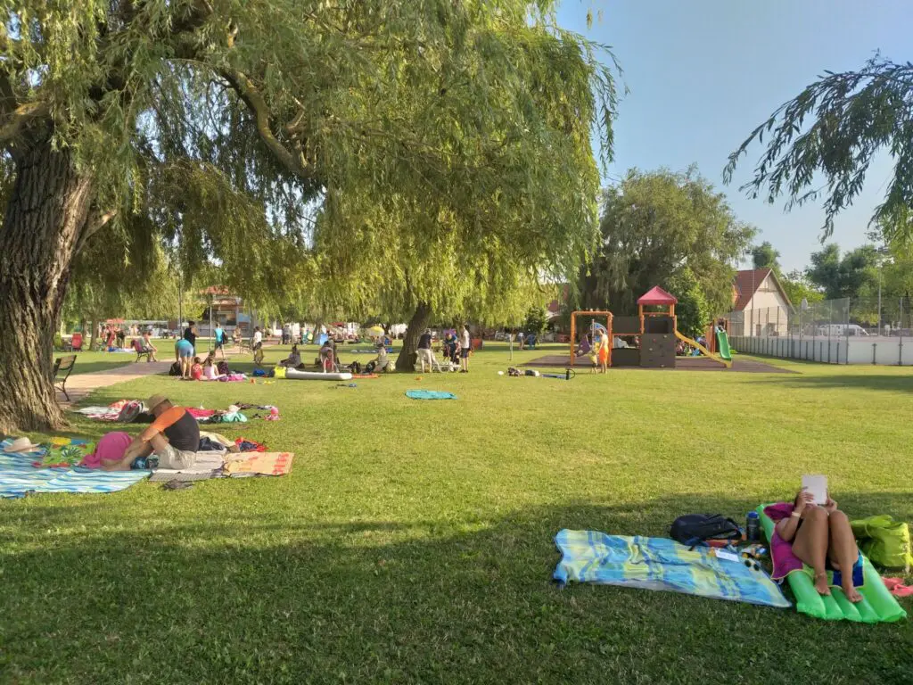 Melyik a legdrágább és a legolcsóbb strand? Balatoni árkörkép a déli partról