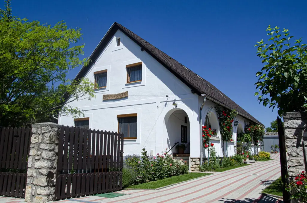 Ahol a napfény mellé ízélmények társulnak – 10 teraszos gasztrohely a Balaton északi partján