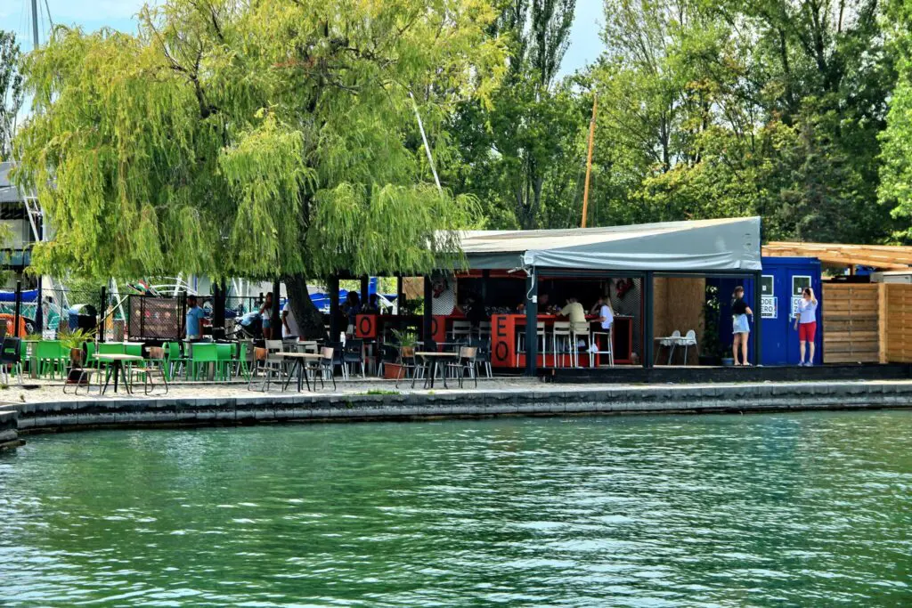 Ahol a napfény mellé ízélmények társulnak – 10 teraszos gasztrohely a Balaton északi partján