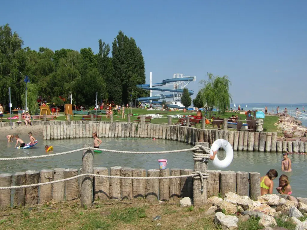 Strandolnál a Balatonnál? Ezekkel az árakkal számolj az északi parton
