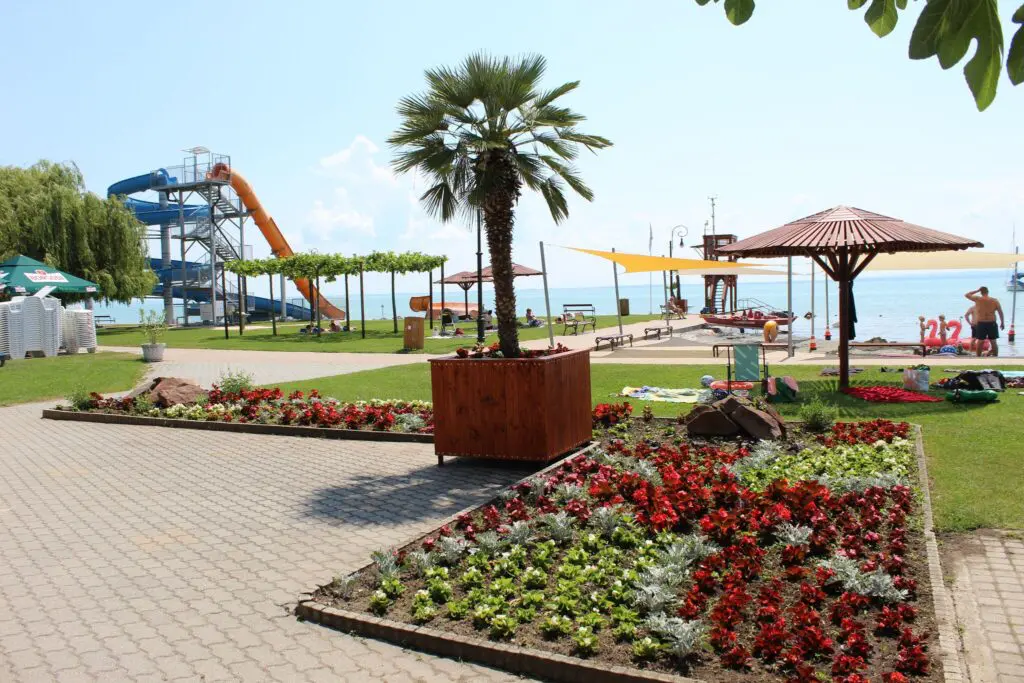 Strandolnál a Balatonnál? Ezekkel az árakkal számolj az északi parton