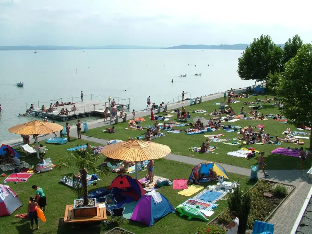 Strandolnál a Balatonnál? Ezekkel az árakkal számolj az északi parton
