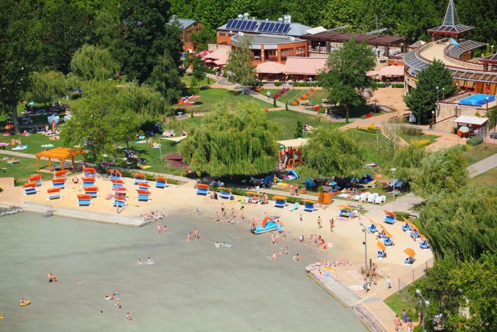 Strandolnál a Balatonnál? Ezekkel az árakkal számolj az északi parton