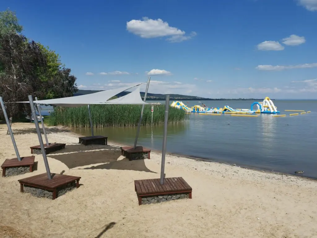 Strandolnál a Balatonnál? Ezekkel az árakkal számolj az északi parton
