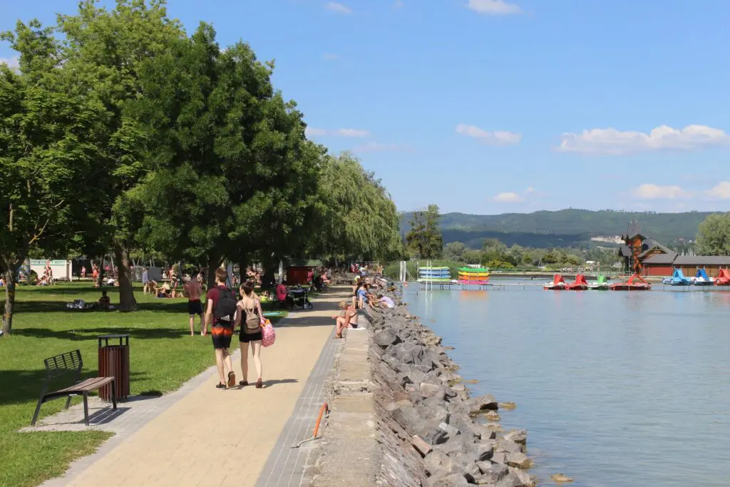 Strandolnál a Balatonnál? Ezekkel az árakkal számolj az északi parton