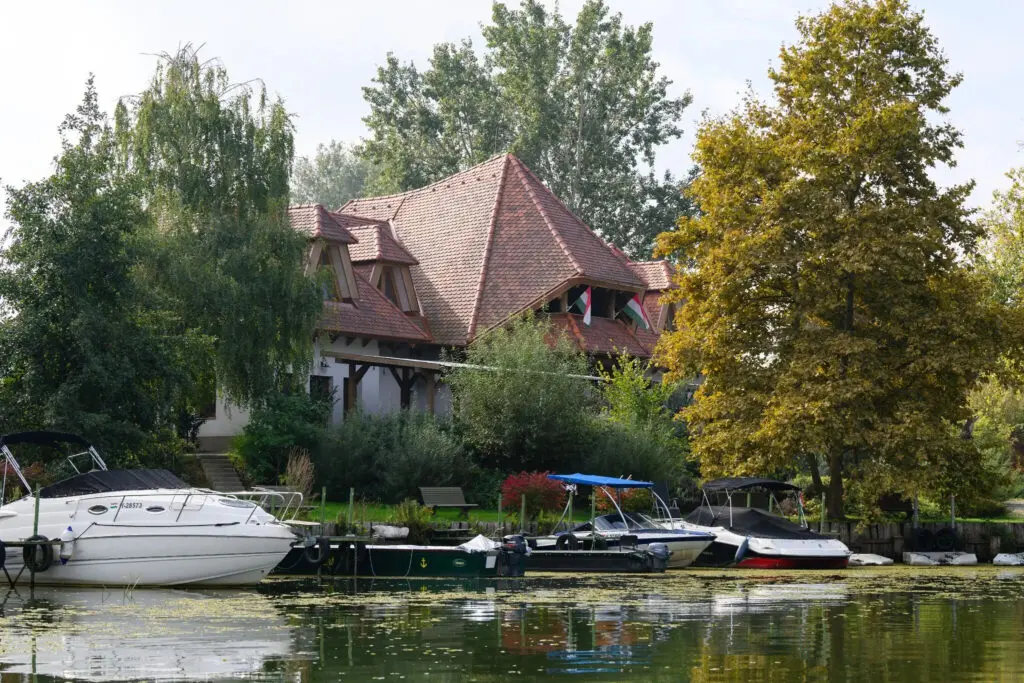 7 szállás a Tisza-tavon, ahol a csónak közelebb parkol, mint az autó