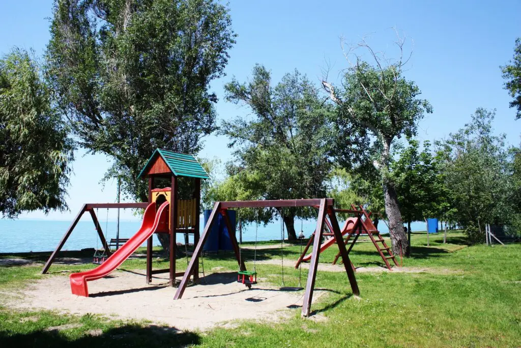 Strandolnál a Balatonnál? Ezekkel az árakkal számolj az északi parton