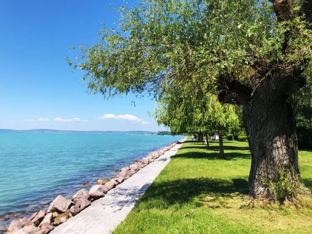 Strandolnál a Balatonnál? Ezekkel az árakkal számolj az északi parton
