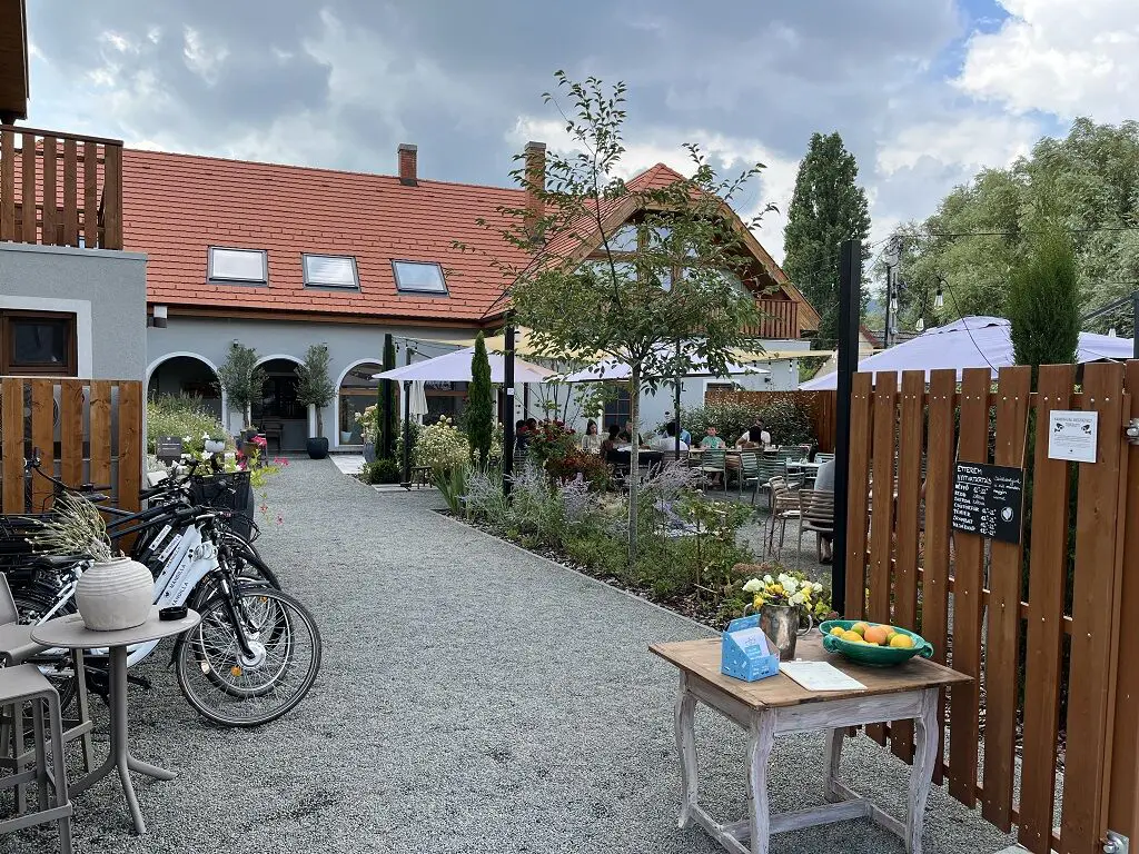 Ahol a napfény mellé ízélmények társulnak – 10 teraszos gasztrohely a Balaton északi partján