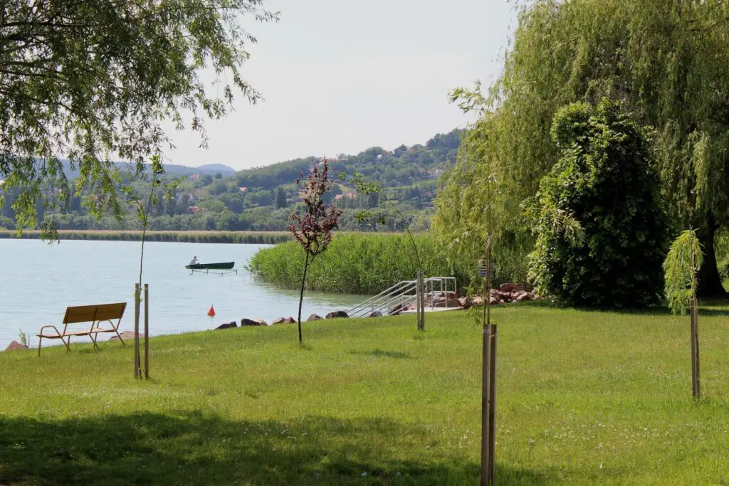 Strandolnál a Balatonnál? Ezekkel az árakkal számolj az északi parton