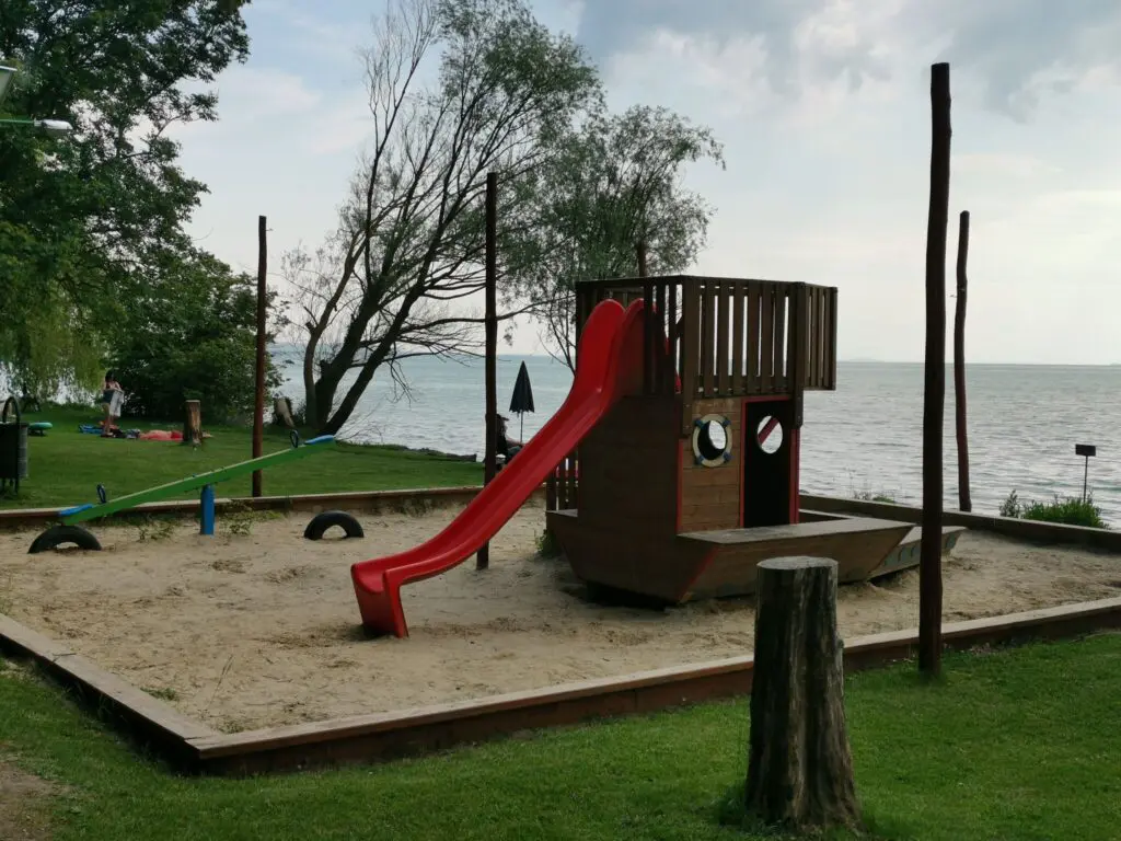 Strandolnál a Balatonnál? Ezekkel az árakkal számolj az északi parton