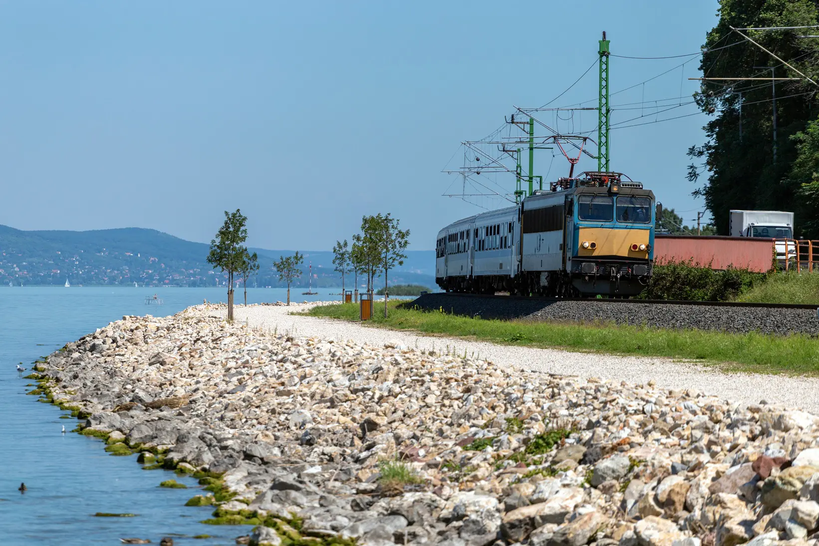 Átszállás nélkül a Balatonra: nyári fürdővonat indul Miskolcról
