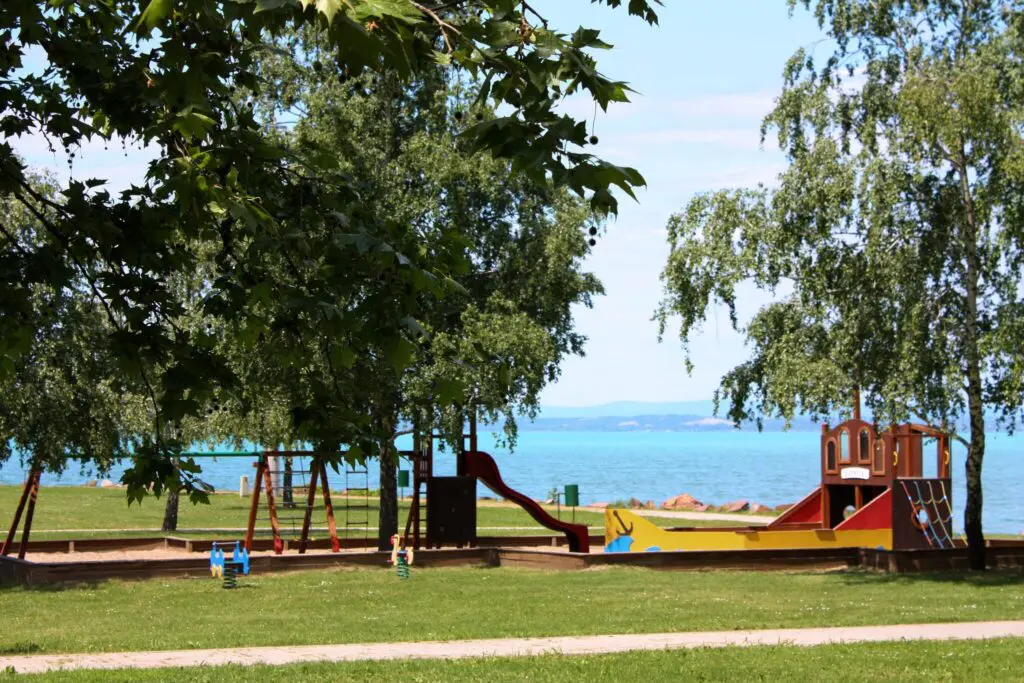 Melyik a legdrágább és a legolcsóbb strand? Balatoni árkörkép a déli partról