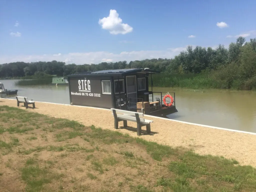 7 szállás a Tisza-tavon, ahol a csónak közelebb parkol, mint az autó