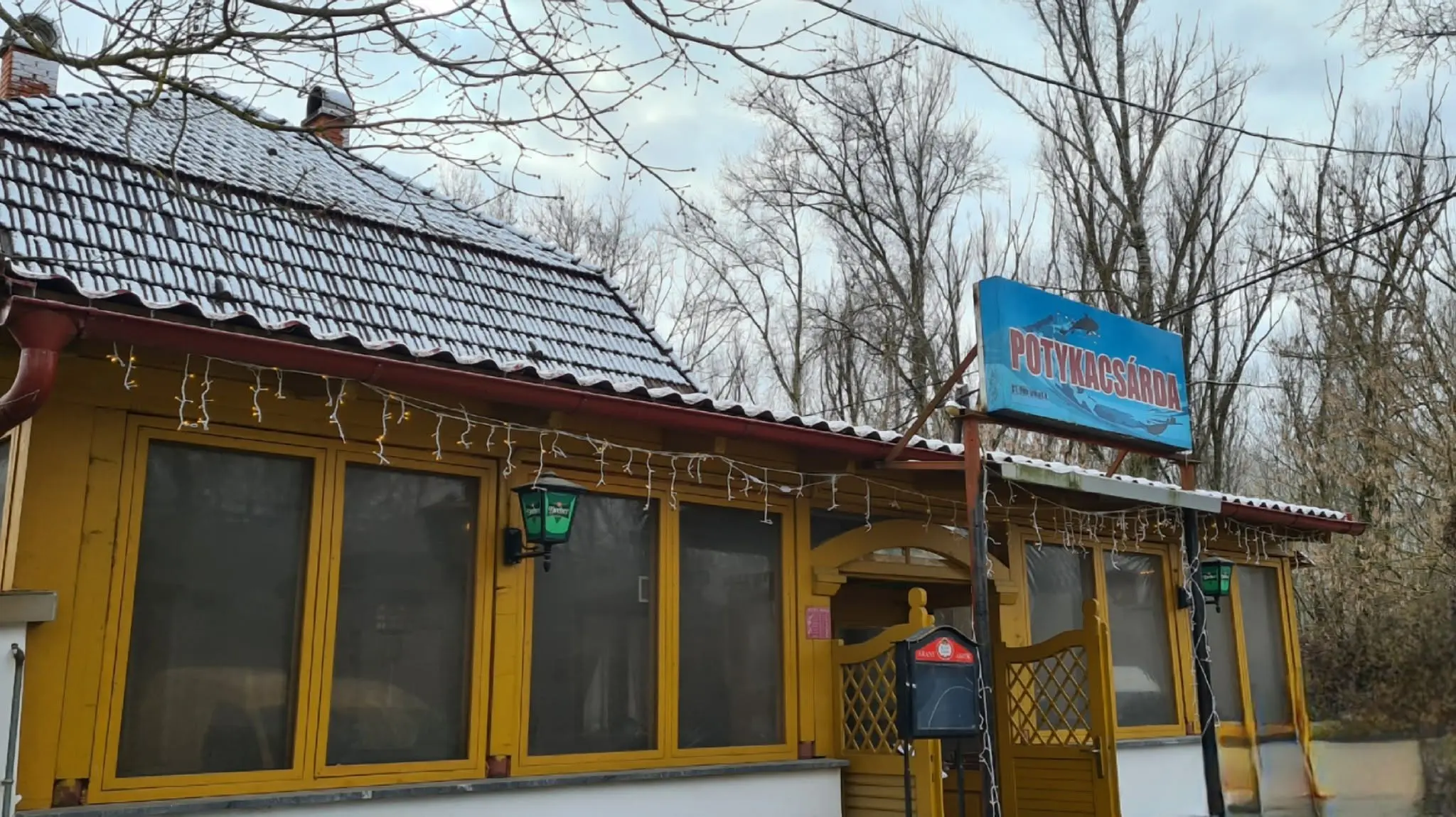a bajai Duna-híd lábánál található Potyka Csárda