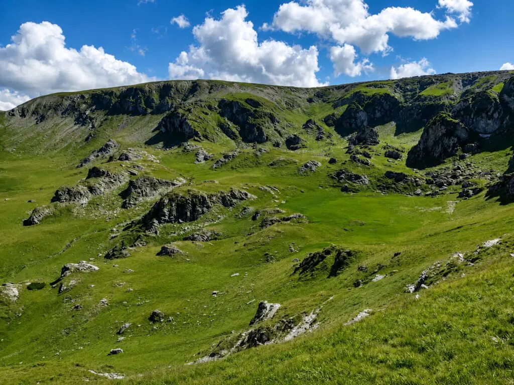 Szinte egymás mellett található Románia két legszebb hegyi útja – mégis csak a Transzfogarasi útról hallani mindenhol
