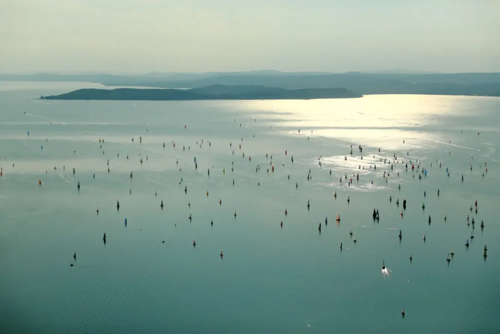 Kékszalag 2026: minden, amit érdemes tudni a Balaton legnagyobb vitorlásversenyéről