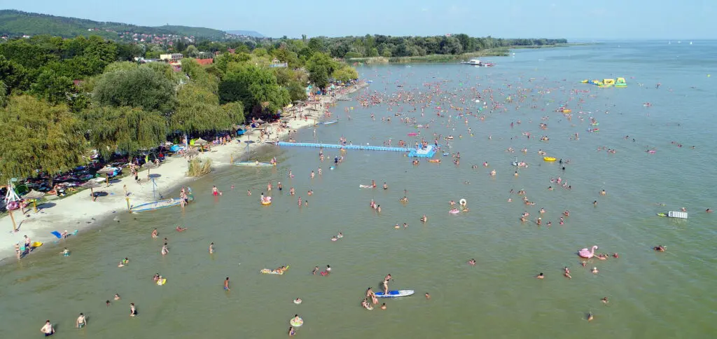 Ezek lettek 2026 legjobb balatoni strandjai a Kékhullám Zászló minősítés szerint