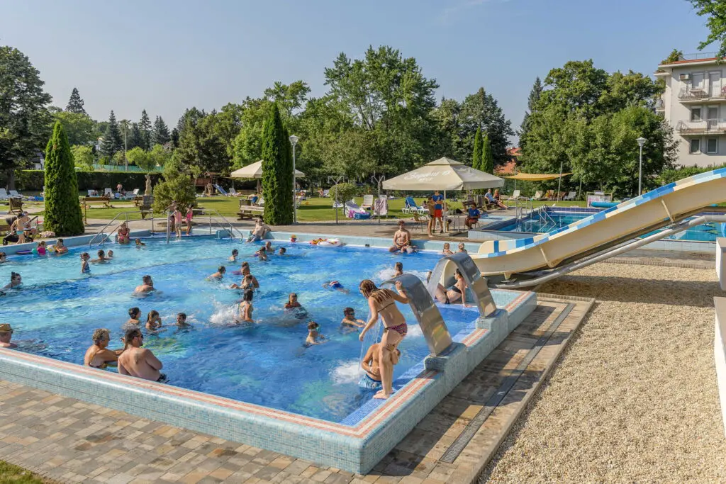 Strandok éjszakája 2026: Mutatjuk, hol fürdőzhetsz idén a csillagok alatt