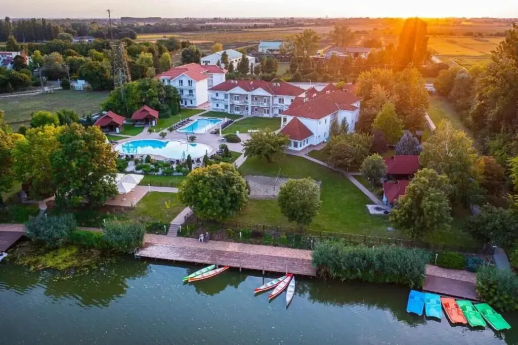 Aranyszarvas Panzió, Étterem és Grillterasz Szarvas