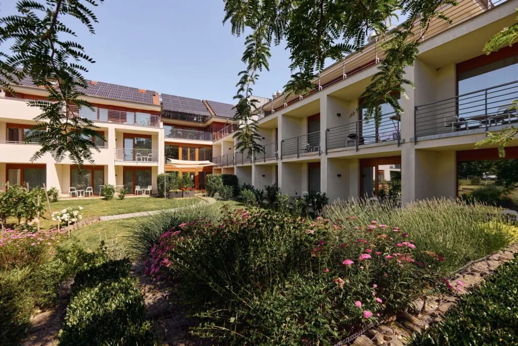 zöld oázis a hotel kertjében