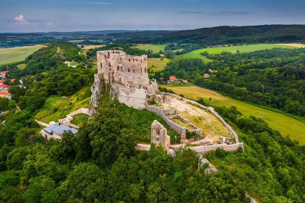 A Bakony ősszel: Cseszneki vár