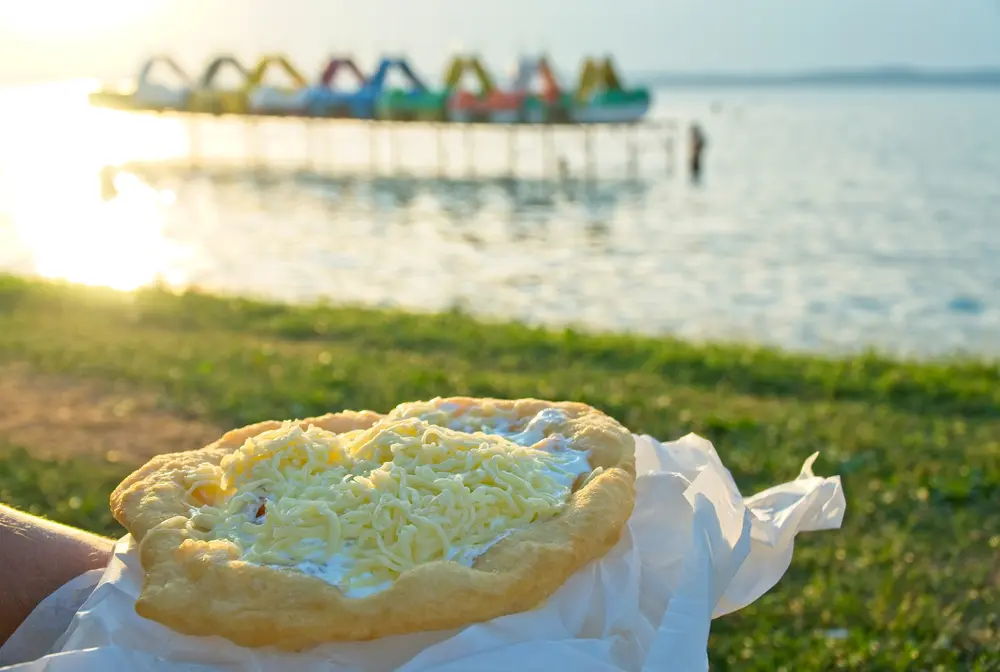 Kiderült, mi alapján választunk strandot idén - lángos