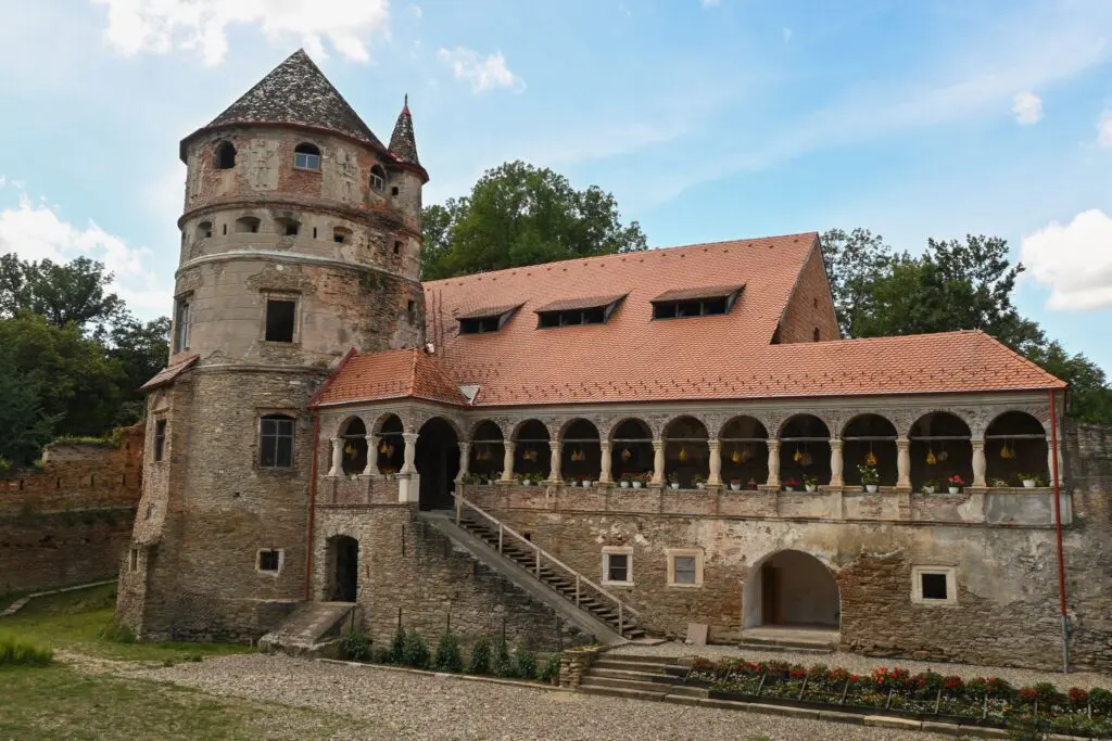 Ködbe burkolódzó kastélyok: 7+1 borzongós őszi úti cél Erdélyben Bethlen-kastély – Keresd (Criș)