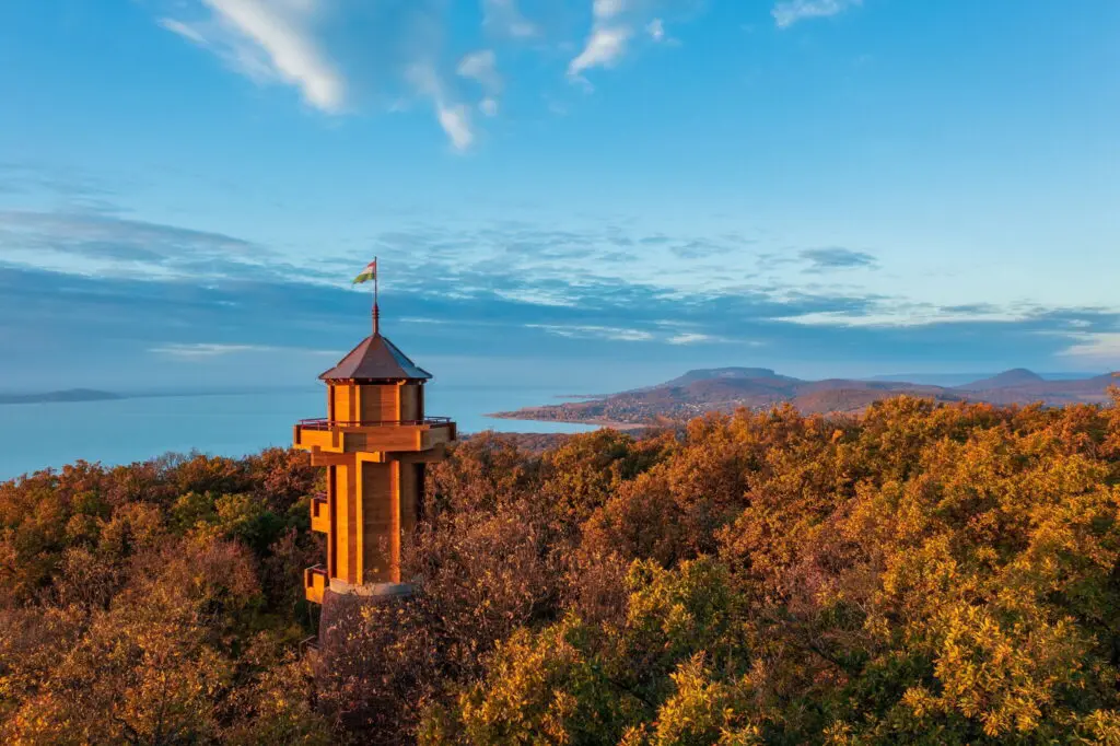 Fülöp-hegyi Millenniumi kilátó a Balaton-felvidéken
