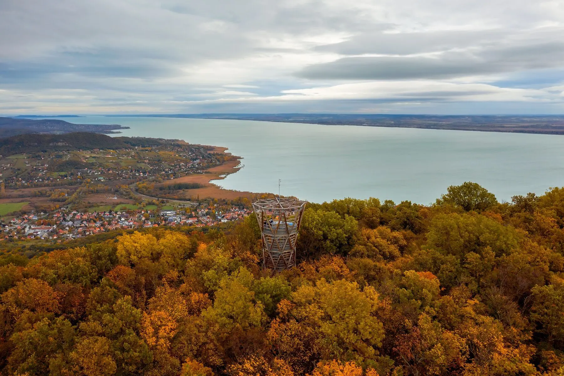 A Balaton-felvidék is hamarosan őszi arcát mutatja meg, csak a falevelek zizegését és a természet csendjét hallod