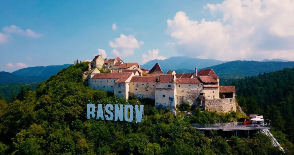 Ködbe burkolódzó kastélyok: 7+1 borzongós őszi úti cél Erdélyben Râșnov vára – Barcarozsnyó (Râșnov)