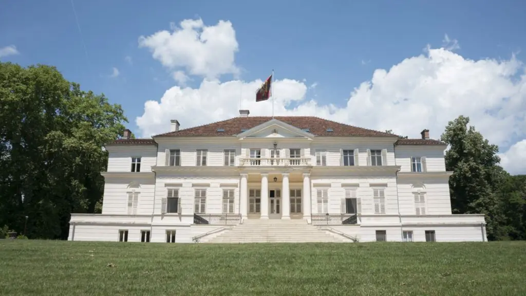 Ködbe burkolódzó kastélyok: 7+1 borzongós őszi úti cél Erdélyben Soborsini királyi kastély – Soborsin (Săvârșin)