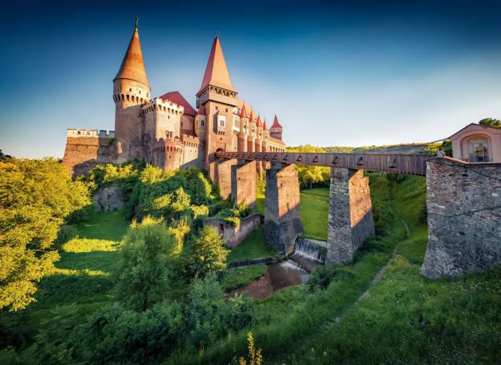 Ködbe burkolódzó kastélyok: 7+1 borzongós őszi úti cél Erdélyben Vajdahunyadi vár – Vajdahunyad (Hunedoara)