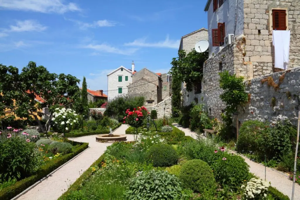 A Szent Lőrinc-kolostor mediterrán kertje