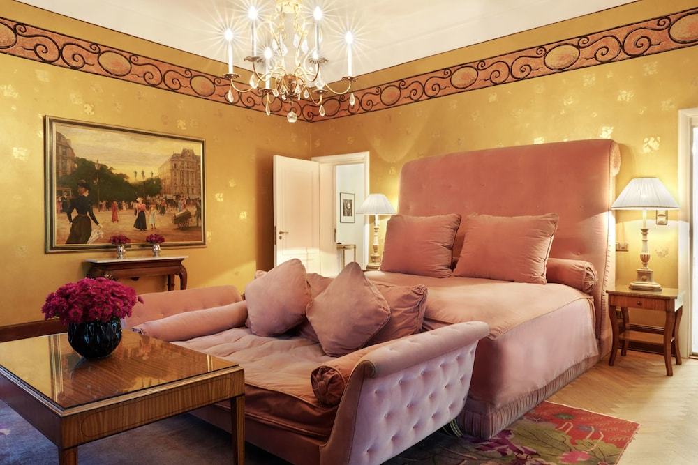 Meghalt Karl Lagerfeld, ezek voltak a kedvenc helyei Párizsban és St. Tropez-ban Meghalt Karl Lagerfeld divattervező, az 5 csillagos berlini Patrick Hellmann Schlosshotel egyik lakosztályát is ő tervezte