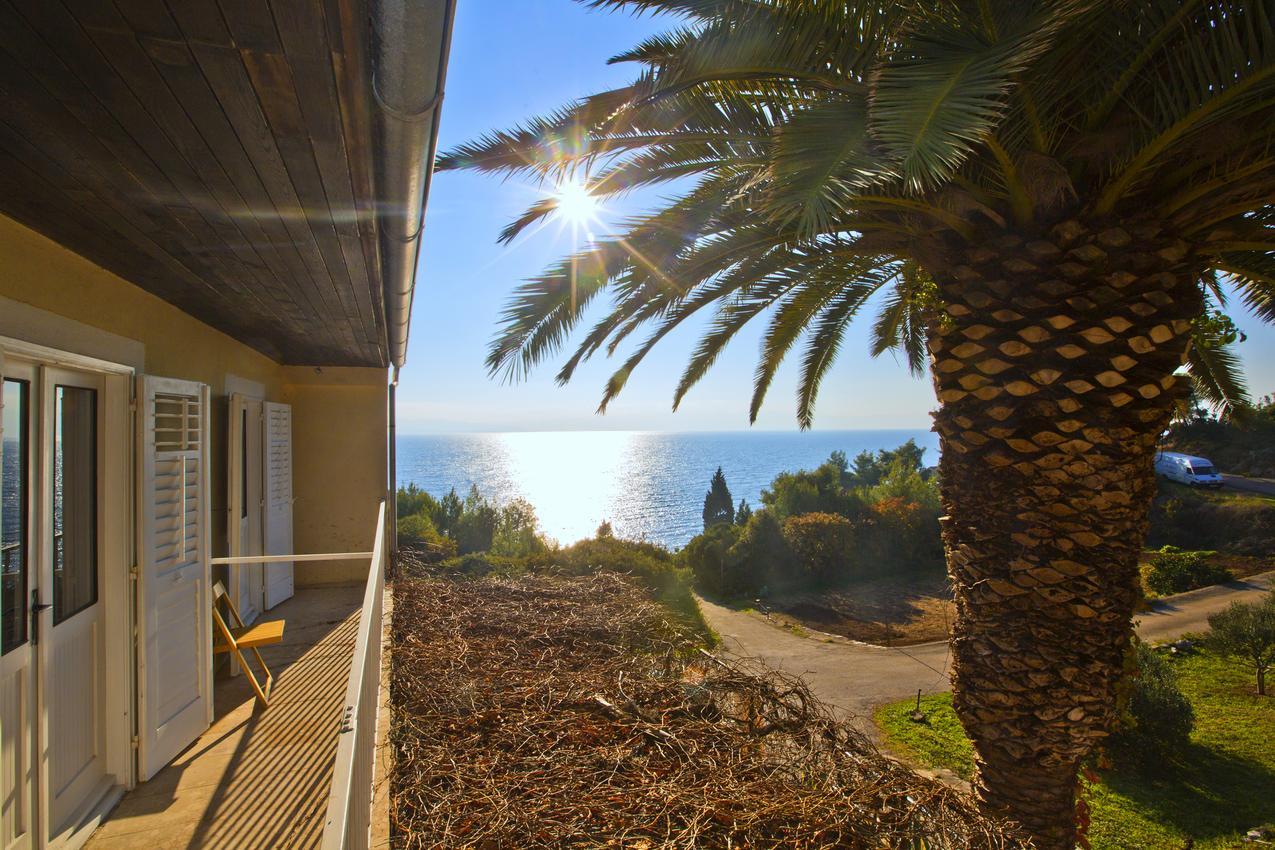 Modern mediterrán apartmanok tengerre néző erkéllyel