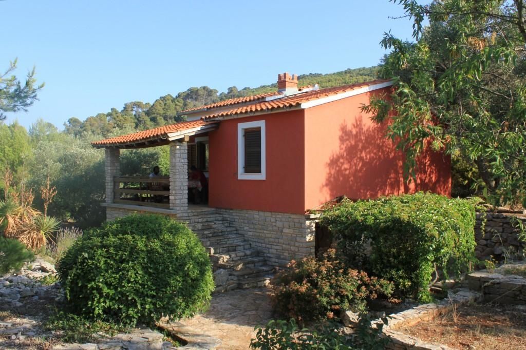 Vidám halászkunyhó a tenger melett, Dugi Otok