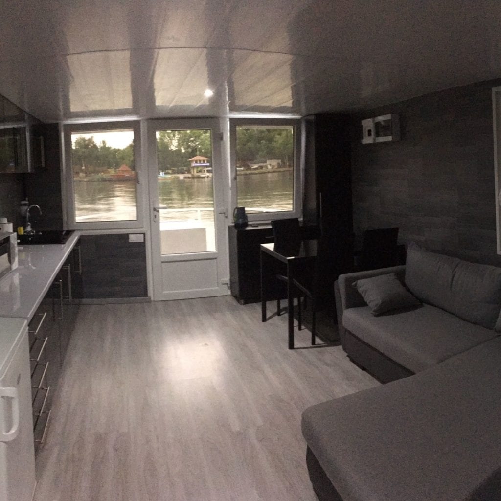 Ház A Vízen Tiszafüred-Tiszaörvény – kényelmes lakóhajó a Tiszán, ahol akár a teraszodról horgászhatsz