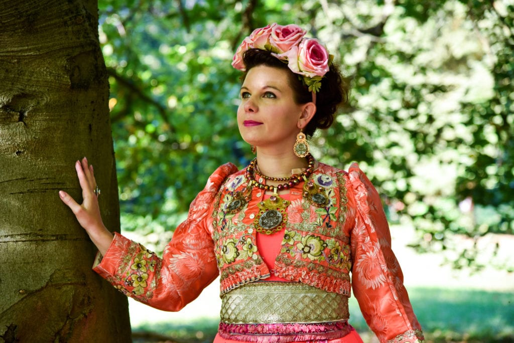Magyar népmeséket változtat ékszerré és ruhává a "magyar Frida Kahlo"