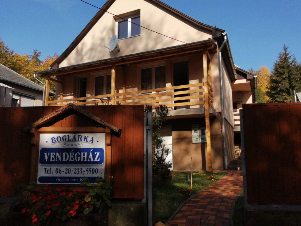 Falvak, amelyek ősszel a legszebbek: színpompás erdők és kuckós szállások várnak