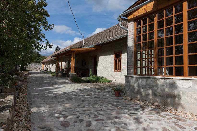 Falvak, amelyek ősszel a legszebbek: színpompás erdők és kuckós szállások várnak