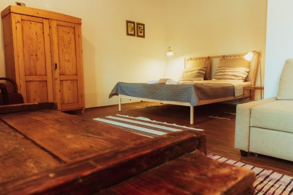 Falvak, amelyek ősszel a legszebbek: színpompás erdők és kuckós szállások várnak