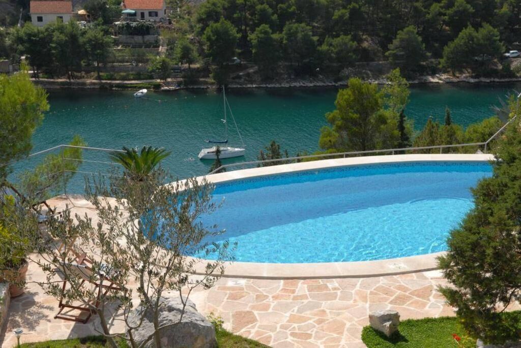 Fényűző horvátországi villák hűs vizű szabadtéri medencékkel
