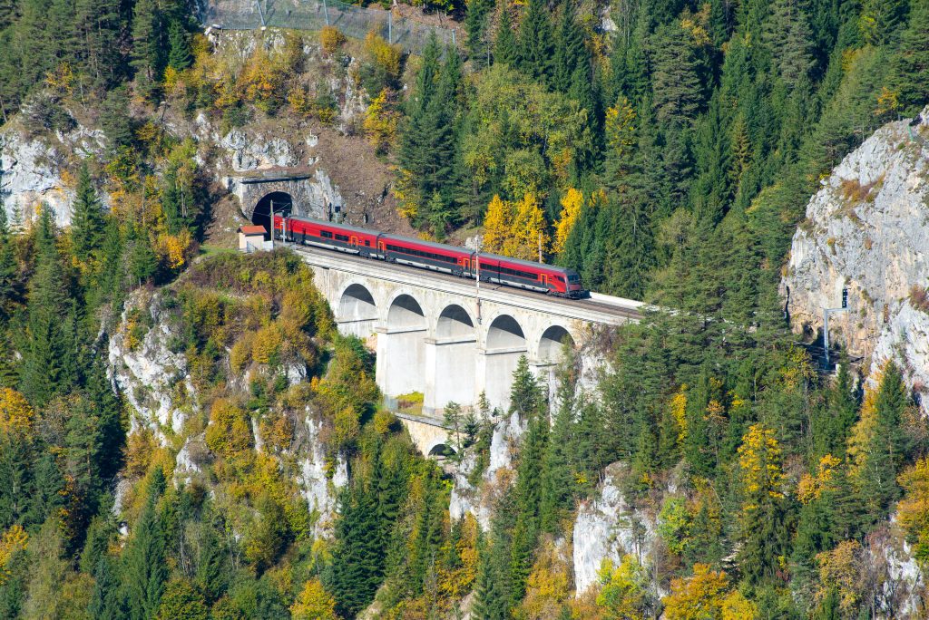 Varázshegytől Európa legmagasabb zuhatagáig: 3 őszi túra Ausztria legszebb hegyvidékein