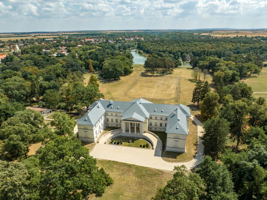 Elképesztő világ rejtőzik Dég környékén - Festetics-kastély és angolpark