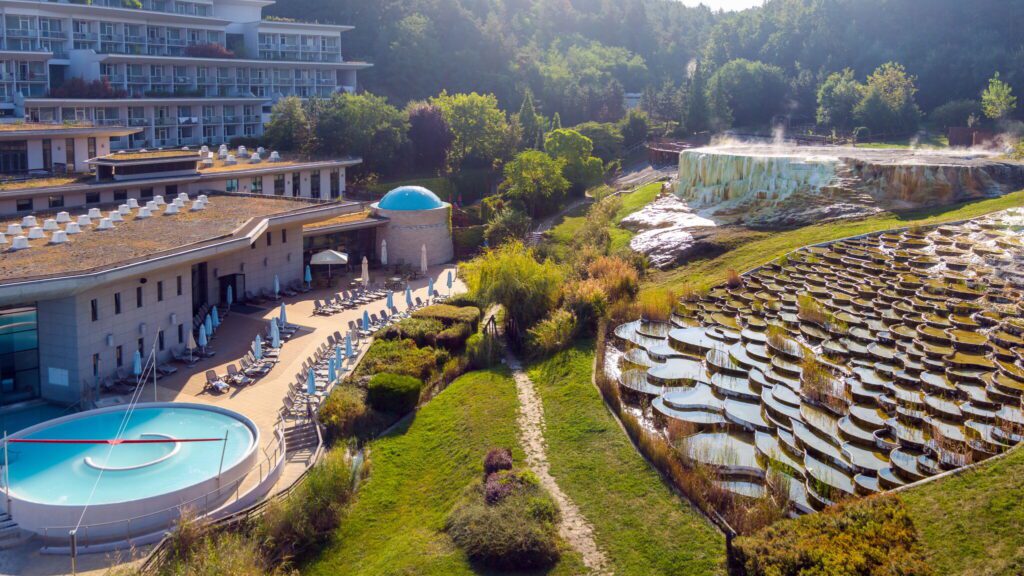 Téli kiruccanás nyári hangulatban – 10 vidéki wellness szállás mediterrán hangulatú medencékkel