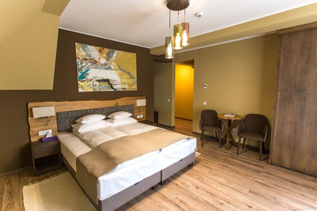 TOP erdélyi wellness szállások – dézsafürdő és jacuzzi a hegycsúcsok ölelésében