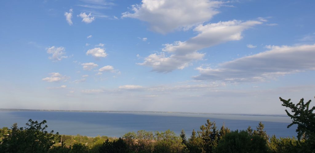 Csere-hegyi kilátó, ahol a lábad előtt fekszik a Balaton